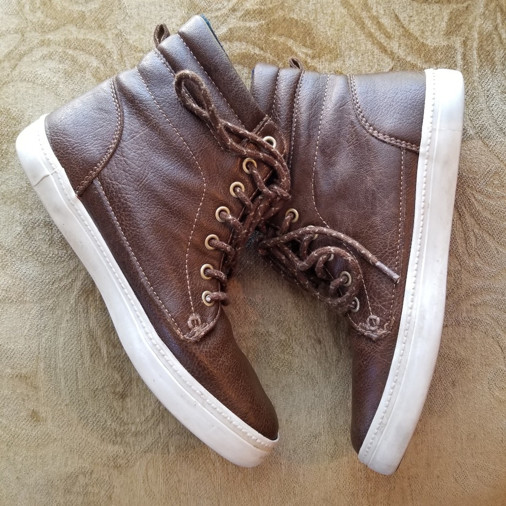 Old Navy boy's faux leather lace-up hi-tops/size 3